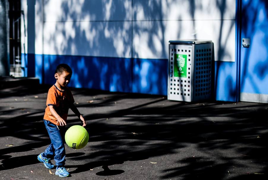 E, oggi, tutti insieme al Kids Tennis Day, evento benefico organizzato in occasione del torneo di Melbourne che prender ufficialmente il via luned 18. Un bambino si reca spedito all’evento di Nickelodeon (Epa)